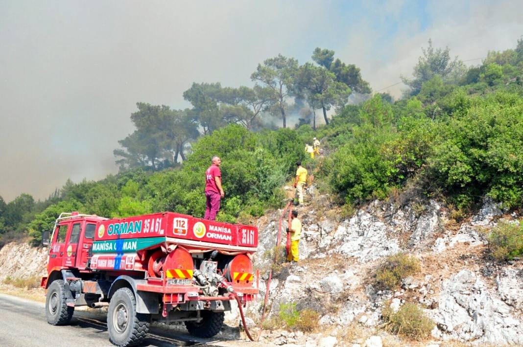 Manisa'da çıkan orman yangınında dumanlar İzmir'e ilerliyor 1